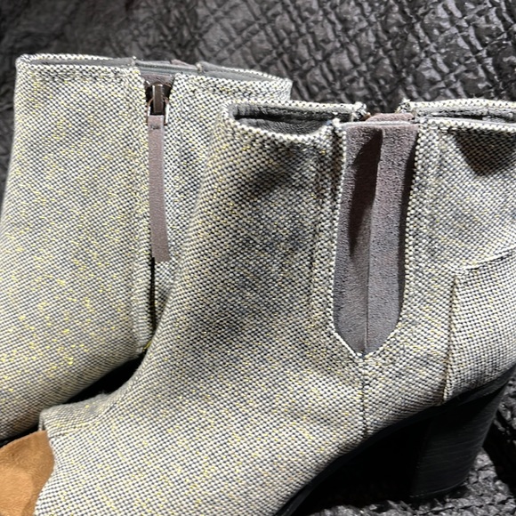 NWT TOMS SZ 6.5 peep toe booties. Castle rock grey, metallic linen. - Picture 2 of 8